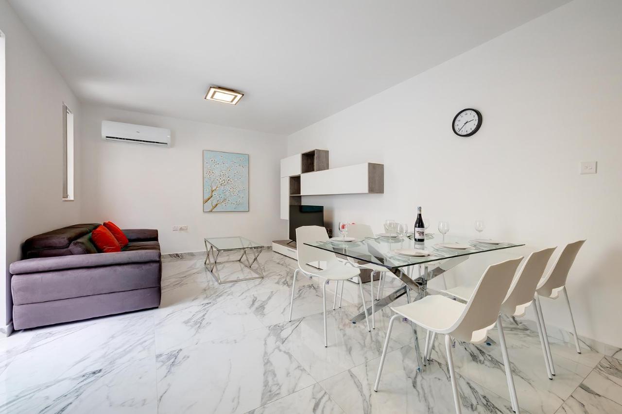 Cosy Apartment Steps To St George'S Bay Saint Julian's エクステリア 写真