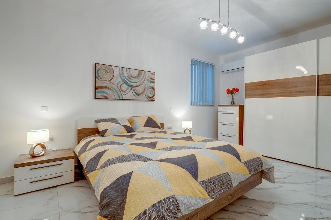 Cosy Apartment Steps To St George'S Bay Saint Julian's エクステリア 写真