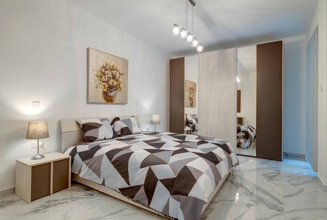 Cosy Apartment Steps To St George'S Bay Saint Julian's エクステリア 写真