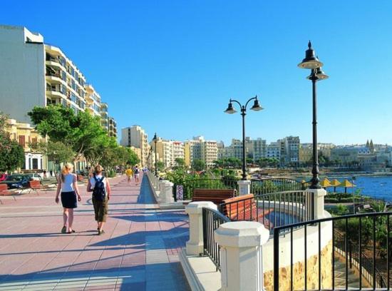 Cosy Apartment Steps To St George'S Bay Saint Julian's エクステリア 写真