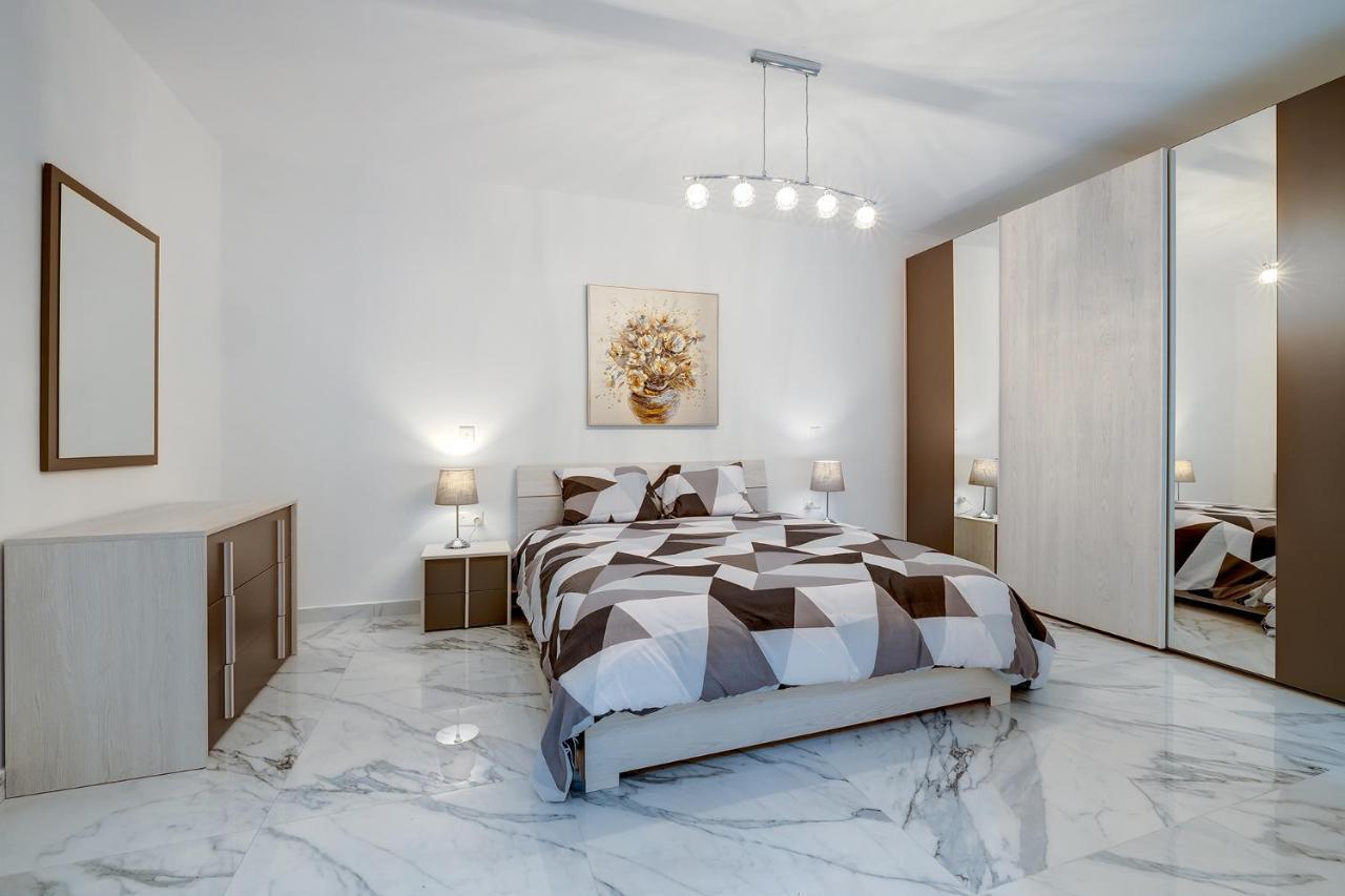 Cosy Apartment Steps To St George'S Bay Saint Julian's エクステリア 写真